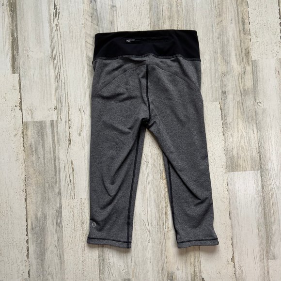 CLEARANCE! Lululemon Size 6 Small Smooth Stride Crop Leggings Heathered Black - Picture 5 of 11